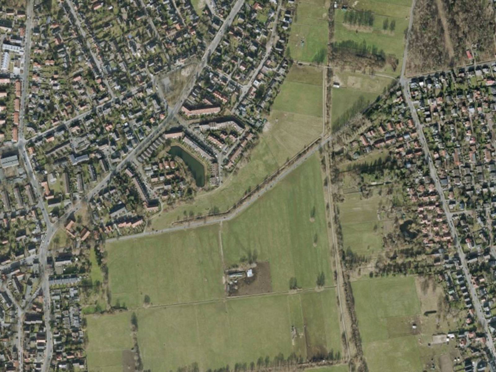 Luftbildaufnahme einer Straße mit Umgebung.